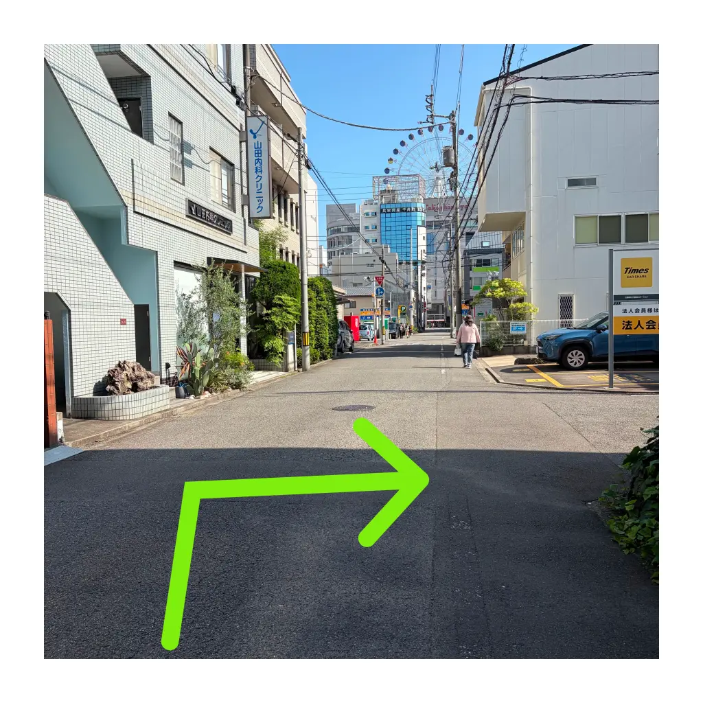 えひめ共催会館の交差点を右折