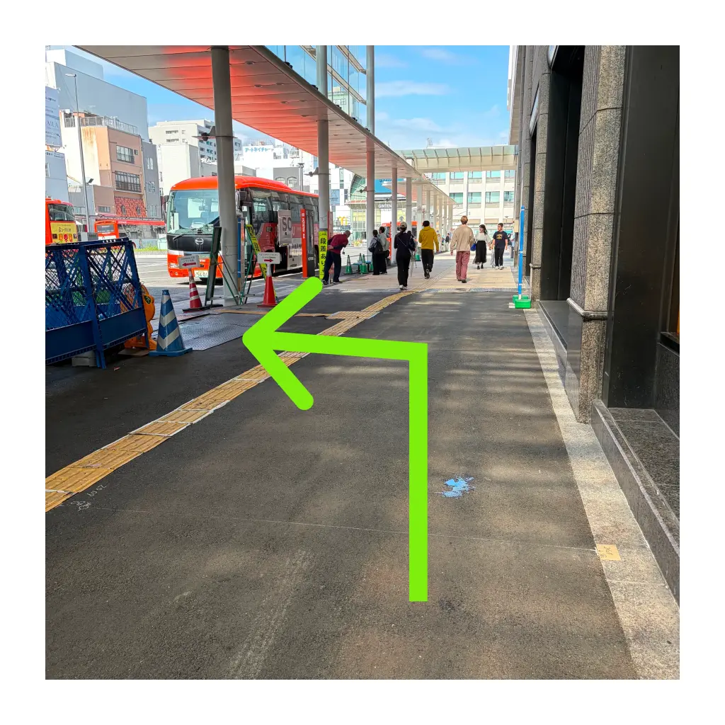 伊予鉄高島屋側の電車ロータリーから反対側ロータリーへ渡る