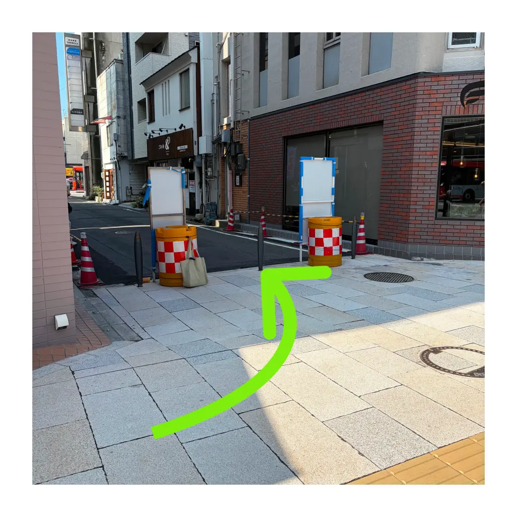 三福&ピースポラウンジが見えてら左の路地へ
