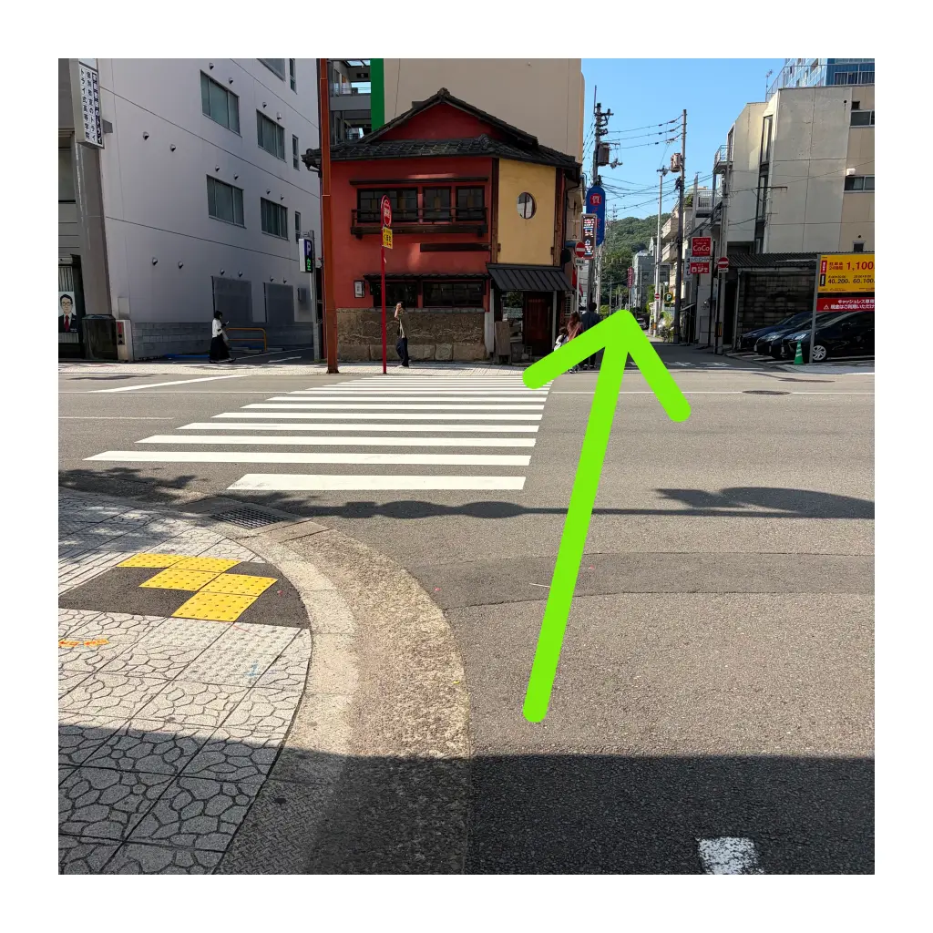 千舟町の交差点の横断歩道を直進