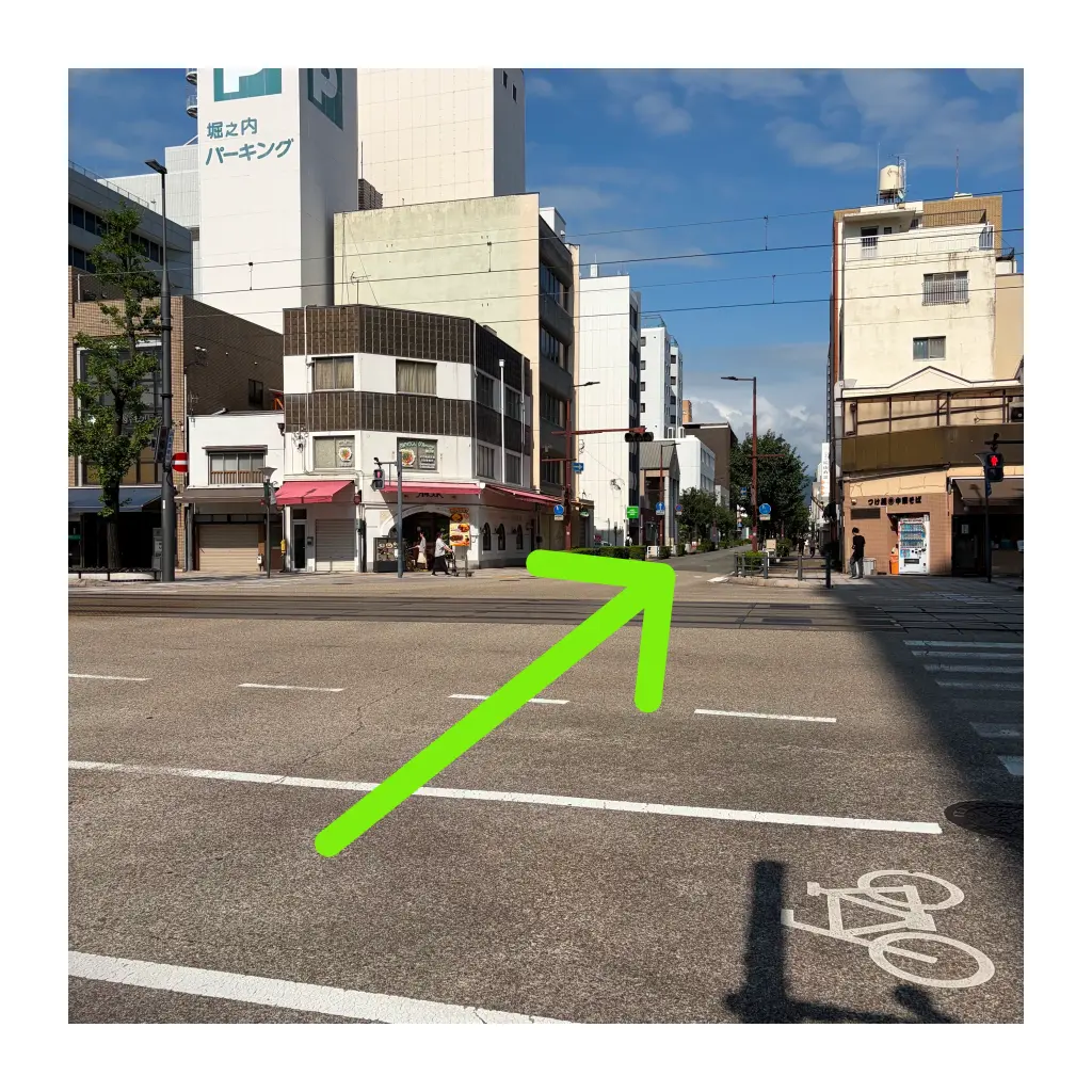 三番町通りの花園町電車通りを直進する